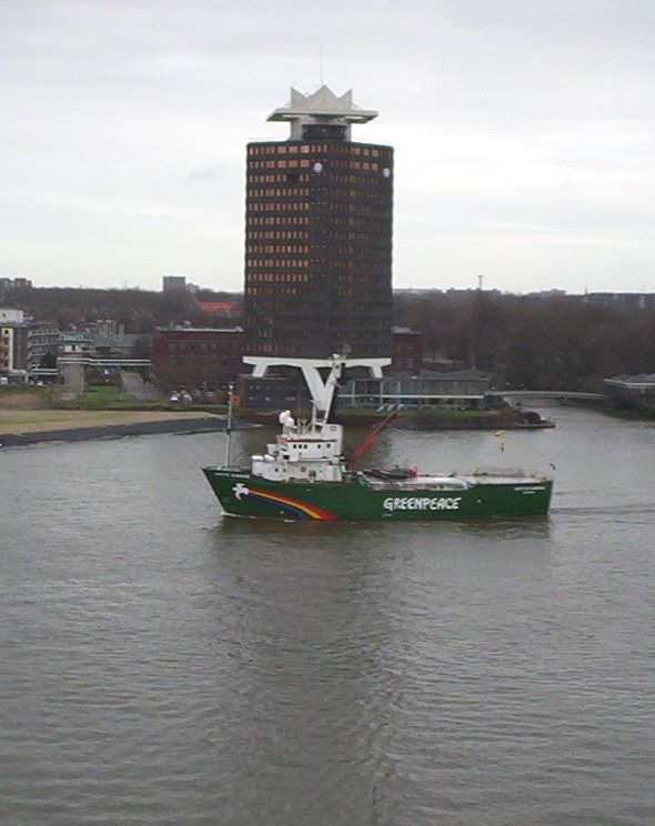 Greenpeace schip vaart voor Shell gebouw langs